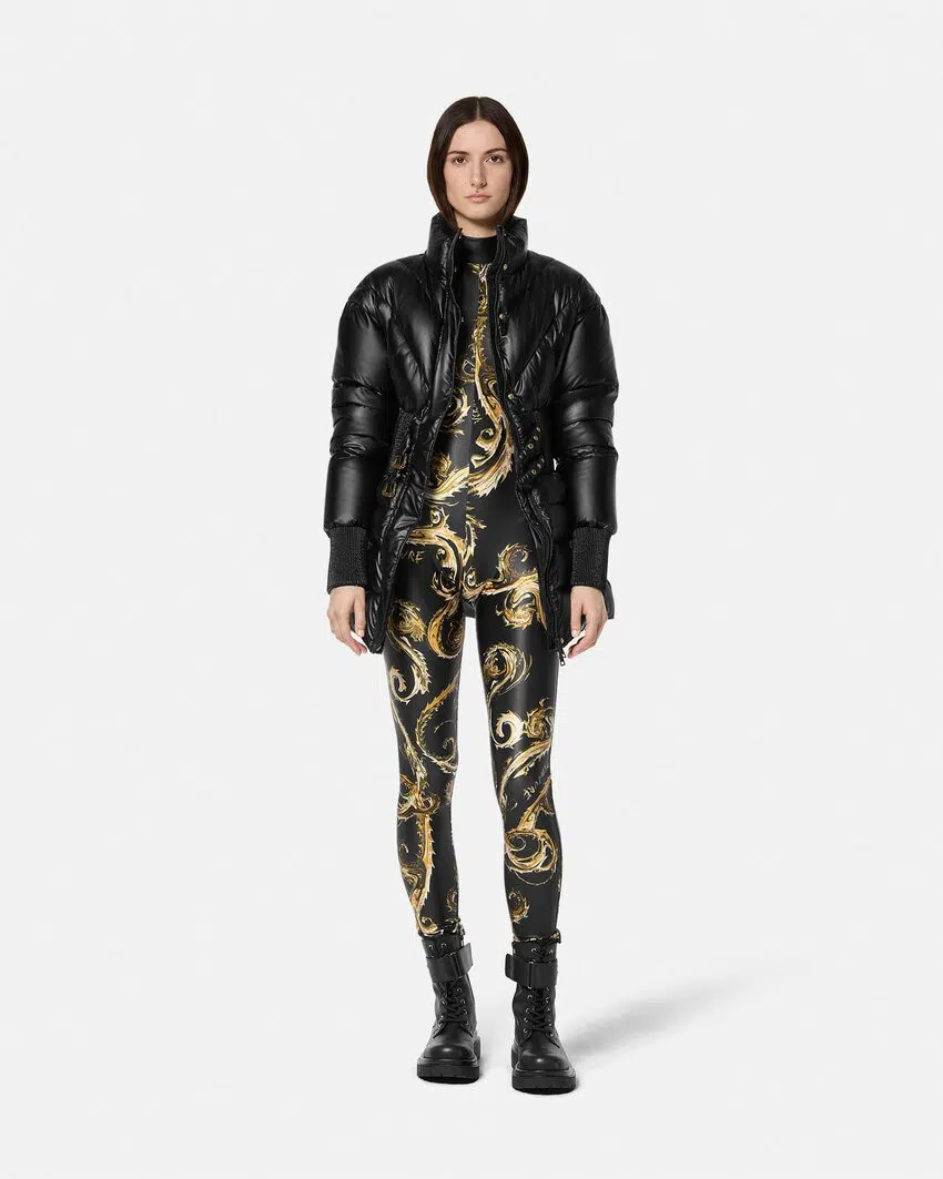 Versace Jeans Couture Pufferjacke mit Baroque-Schnalle 1 Versace Jeans Couture Pufferjacke mit Baroque-Schnalle