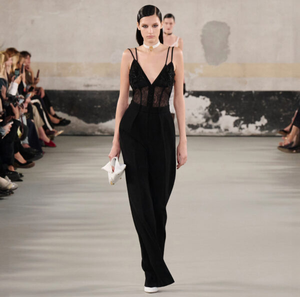 Elisabetta Franchi Jumpsuit aus leichtem Crêpe mit floralen Stickereien – Bild 6