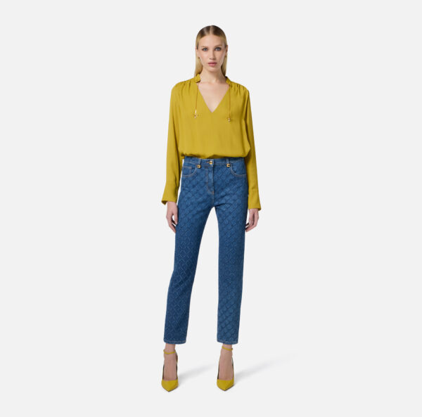 Elisabetta Franchi Hemdbluse aus Georgette mit Charm-Anhängern und Logo