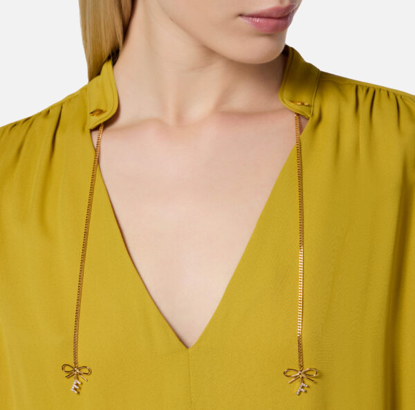 Elisabetta Franchi Hemdbluse aus Georgette mit Charm-Anhängern und Logo – Bild 3
