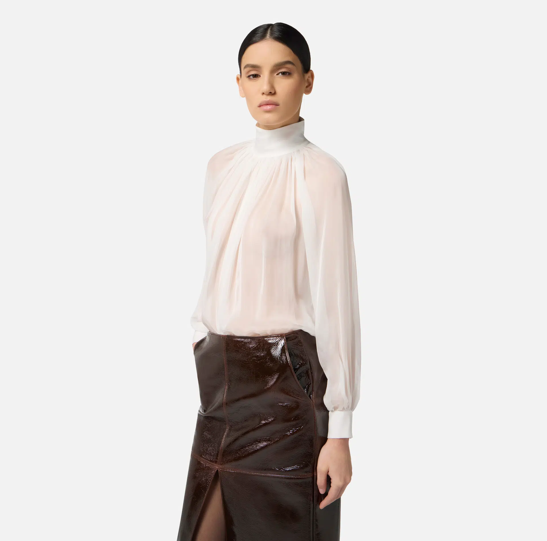 Elisabetta Franchi Bluse aus Voile mit Schmuckhäkchen 2 Elisabetta Franchi Bluse aus Voile mit Schmuckhäkchen – Bild 2