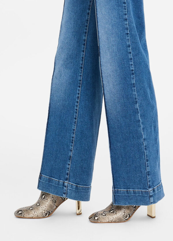 Liu Jo Flare-Jeans mit Schmuckanhänger – Bild 4