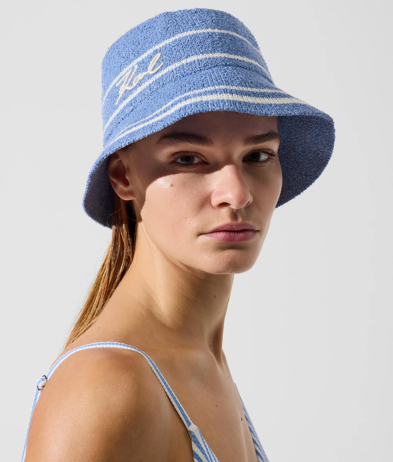 Karl Lagerfeld gestrickter Signature Bucket Hat 1 Karl Lagerfeld gestrickter Signature Bucket Hat