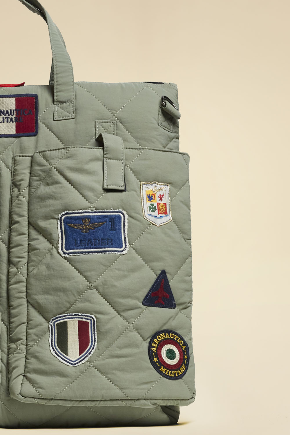 Aeronautica Militare Gesteppte Helmtragetasche Multi-Patches 3 Aeronautica Militare Gesteppte Helmtragetasche Multi-Patches – Bild 3