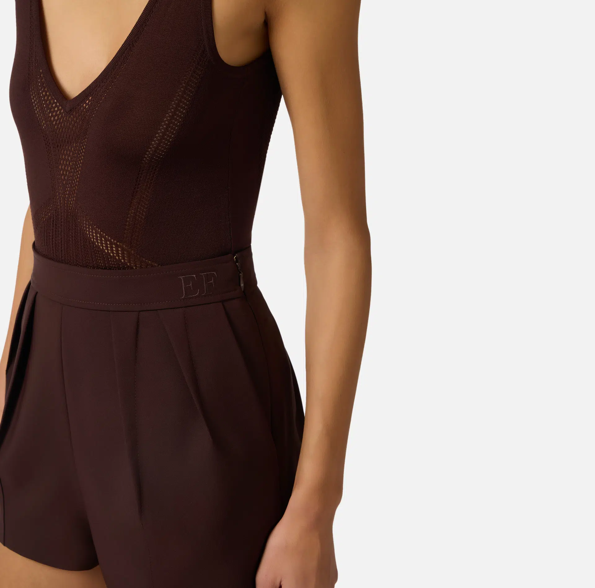 Elisabetta Franchi Shorts aus leichtem Crêpe mit Abnähern 3 Elisabetta Franchi Shorts aus leichtem Crêpe mit Abnähern – Bild 3